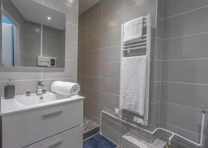 Modern With Garden Location * גרנובל