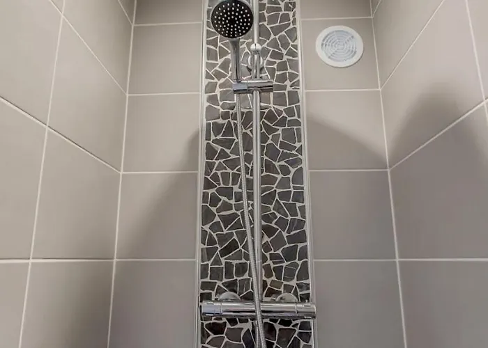 Modern With Garden Location *