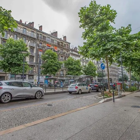 Apartment Modern With Garden Location *